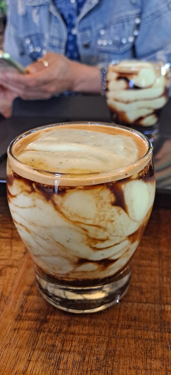 오늘은 절친의 생일🎂
청도로 출동🚙
밥먹고 차마시러 들른곳.
오늘같이 황사가 심한날은 경치를 제대로 볼 수 없으니 실내가 넓은곳으로 선택.
친구가 찍어준 나의 뒤태🤣