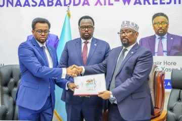 Yesterday, I oversaw the handover of responsibilities from outgoing ministers @JamaHKhalif (@MoCTSomalia) and @JamaTaqalAbbas (@MoEWRSo) to incoming ministers @MSomali55 and @MrBidhaan, respectively. I thank the departing ministers and wish the new ministers success.