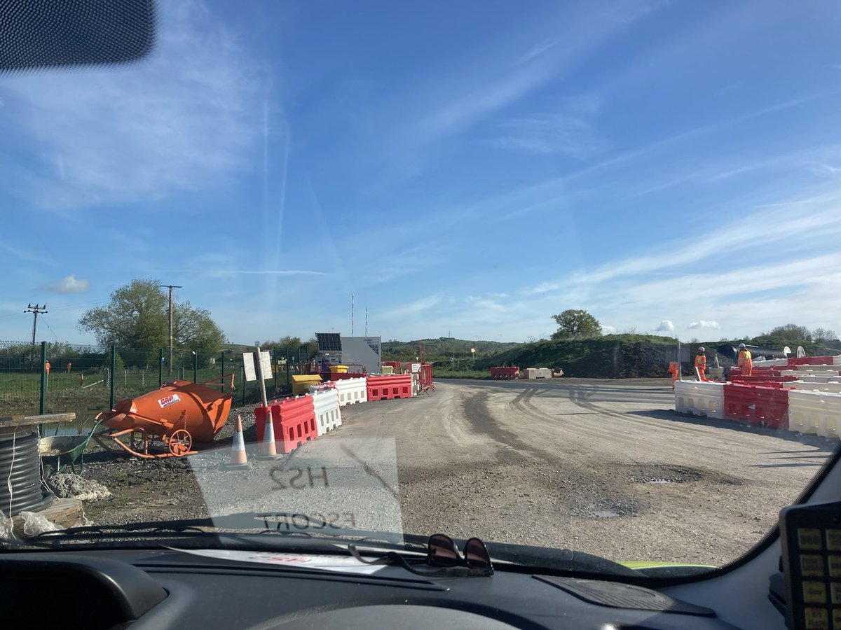 EscortVehicle's tweet photo. I made it in๐บ..and Iโve had it double confirmed all my lights work๐ณ๐คโ
โ
HS2โฆ god bless all who enjoy a meal off of her๐๐
#yozza
#gizajob
#jobsfortheboys
#milesofsmiles
๐๐ https://t.co/9XmxoAjeVp