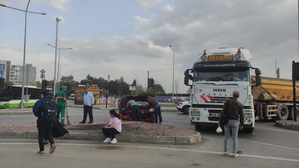 Bursa’da hafif ticari aracın çarptığı tır refüje daldı! enbursa.com/bursada-hafif-…