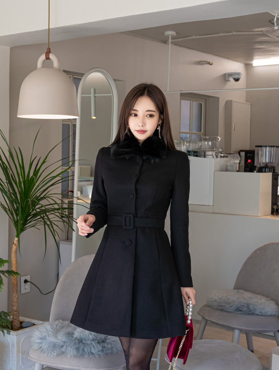 Yoonjoo_lust's tweet photo. 穿着大衣的孙允珠（sonyoojoo），厚实的大衣下是却连体黑丝和敏感淫乱的胴体。坐在你怀中，孙允珠与你激情深吻，肆意玩弄奸淫她的娇躯。孙允珠双目微闭，樱唇贪婪地迎合深吻，发出淫荡的呻吟声。修长的黑丝美腿大张，淫穴被手指快速抽插，股股淫水从手指进出的��穴中喷出，性感黑丝都变得湿哒哒的。 https://t.co/BTAa4fl363