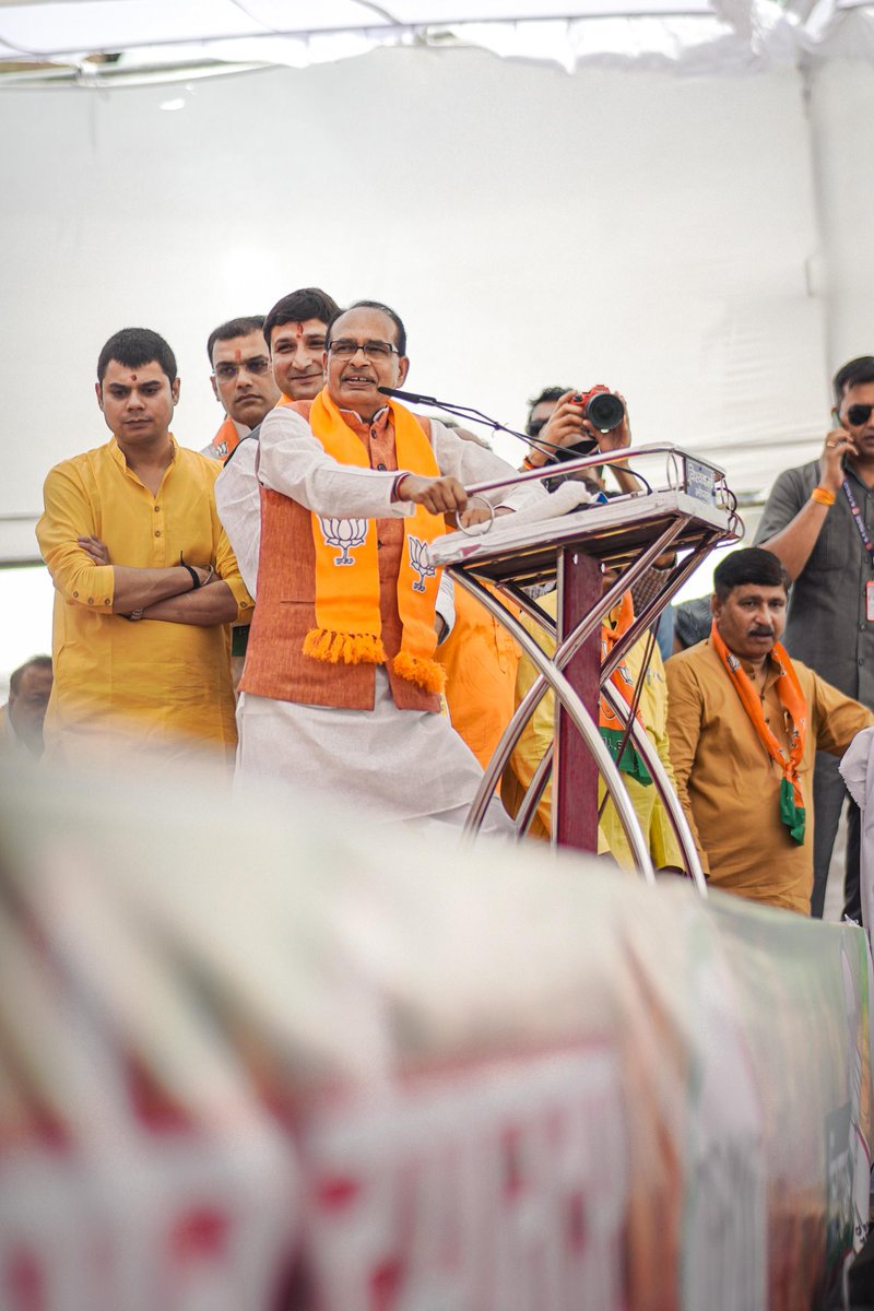 OfficeofSSC's tweet photo. विकास का 'आलोक' मिलेगा
भोपाल में फिर कमल खिलेगा 

माननीय श्री @ChouhanShivraj जी ने आज भोपाल में भाजपा प्रत्याशी श्री @Alok_SharmaBJP जी के समर्थन में आयोजित जनसभा में सहभागिता कर उपस्थित जनसमूह को संबोधित किया।

इस अवसर पर मुख्यमंत्री श्री @DrMohanYadav51 जी, वरिष्ठ नेता श्री @drnarottammisra जी, श्री @VishvasSarang जी, श्रीमती @KrishnaGaurBJP जी सहित अन्य साथी कार्यकर्ता उपस्थित रहे।