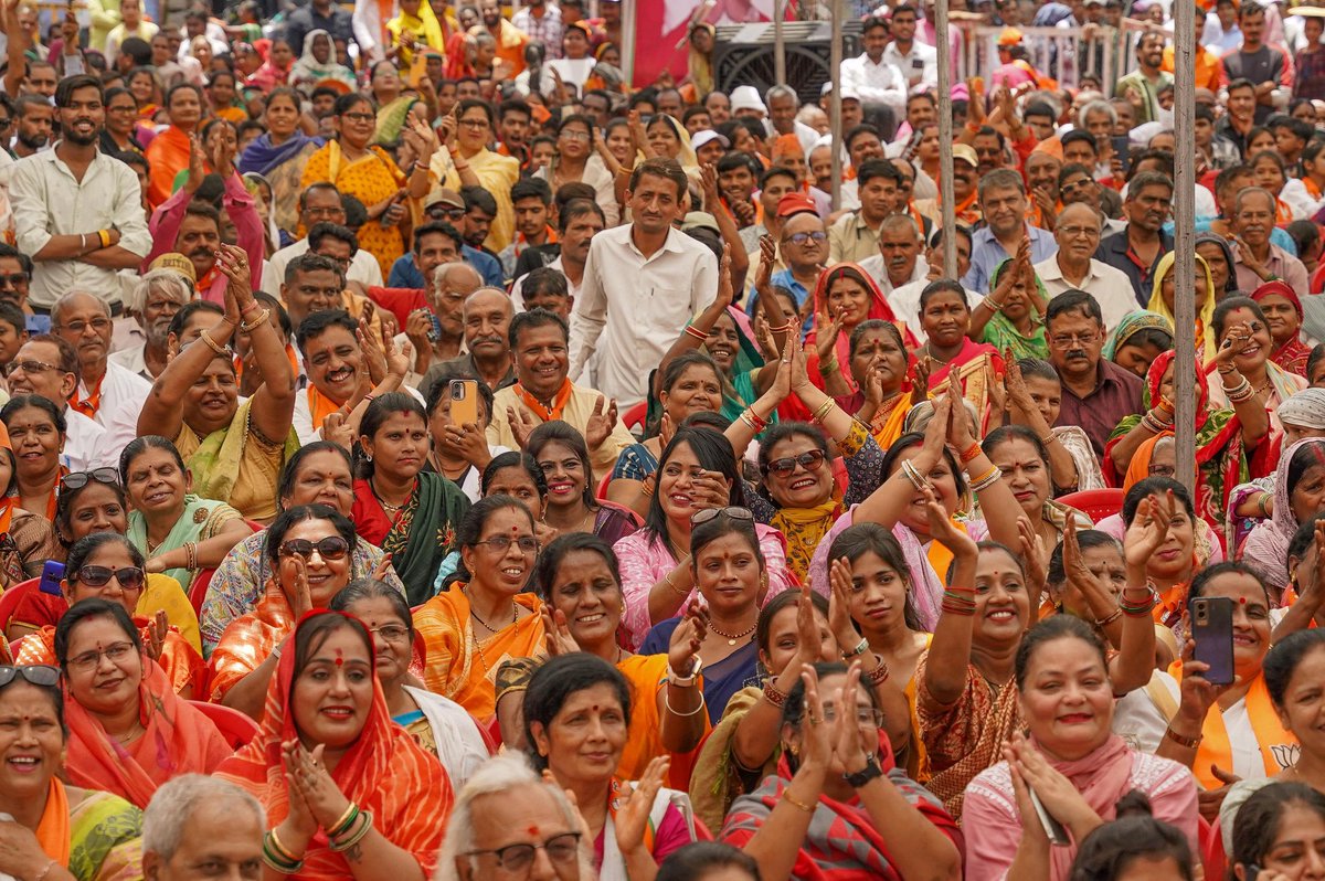 OfficeofSSC's tweet photo. विकास का 'आलोक' मिलेगा
भोपाल में फिर कमल खिलेगा 

माननीय श्री @ChouhanShivraj जी ने आज भोपाल में भाजपा प्रत्याशी श्री @Alok_SharmaBJP जी के समर्थन में आयोजित जनसभा में सहभागिता कर उपस्थित जनसमूह को संबोधित किया।

इस अवसर पर मुख्यमंत्री श्री @DrMohanYadav51 जी, वरिष्ठ नेता श्री @drnarottammisra जी, श्री @VishvasSarang जी, श्रीमती @KrishnaGaurBJP जी सहित अन्य साथी कार्यकर्ता उपस्थित रहे।