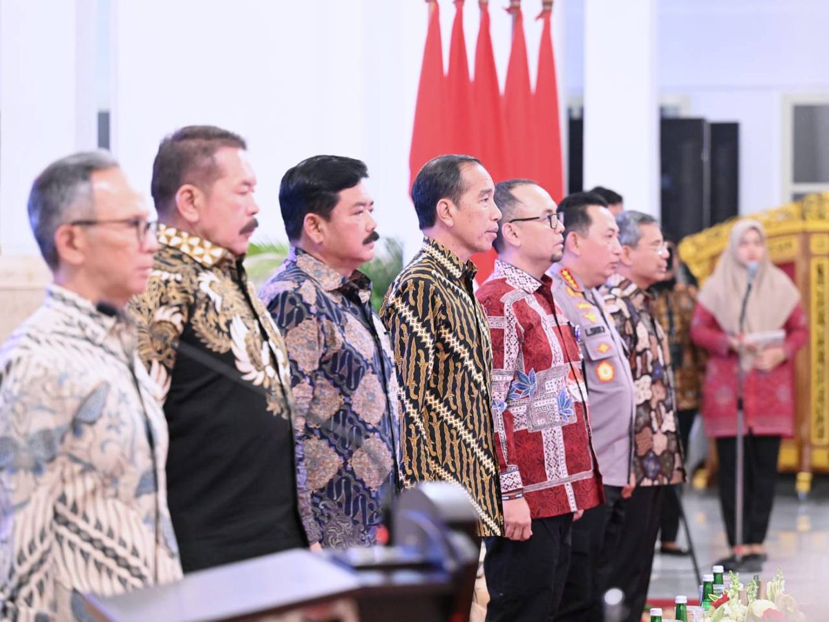 Presiden Jokowi terlihat semringah saat mengucapkan terima kasih kepada @PPATK hingga kementerian/lembaga yang mengupayakan Indonesia menjadi anggota penuh FATF 'Sehingga ini memang kita harus harus, harus, harus tepuk tangan, untuk kerja keras PPATK dan kementerian/lembaga,