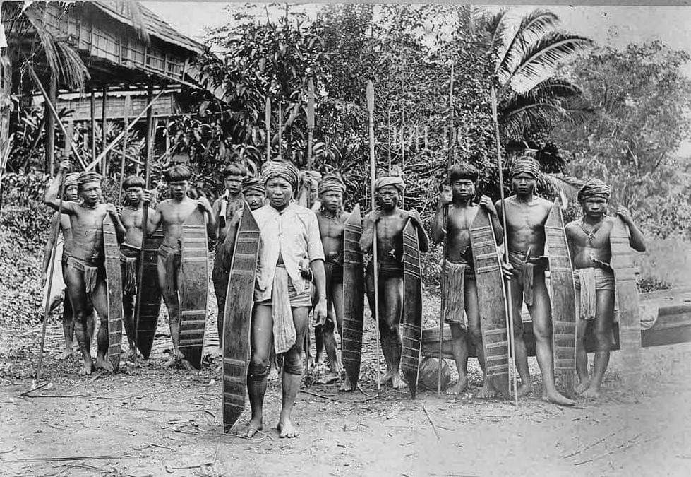 Groepsportret van jonge mannen van de Ma Soeling stam in de Boven-Mahakam,aangevoerd door Ibau Li Vervaardigingsjaar : 1896 - 1897 Fotograaf : Jean Demmeni