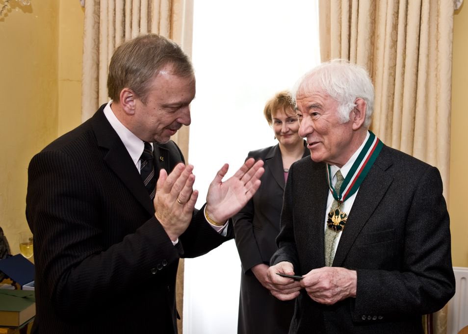 In 2010 #SeamusHeaney received another exceptional 🇵🇱 award -the Gloria Artis Medal for Merit to Culture 🎖️ The Irish Nobel Prize laureate accepted it from the former Minister of Culture @BZdrojewski during a ceremony at @PLinIreland #HeaneyPoland #HeaneyPolska 🇮🇪🤝🇵🇱