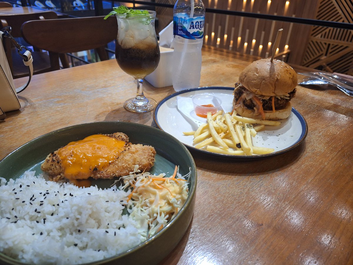 krisalicya's tweet photo. Toneetos 8/10
Sekitaran alun-alun kediri

Tempatnya bersih, luas, nyaman.
Kesalahan kayaknya pada makanannya, direkomendasikan tmn yg enak nasgornya, sy beli chicken katsu mentai dan terlalu tebel mnrt saya. Jd menurut sy biasa saja. 

#DiaryJajanKrisa2🐰 https://t.co/lUWak7ksaV