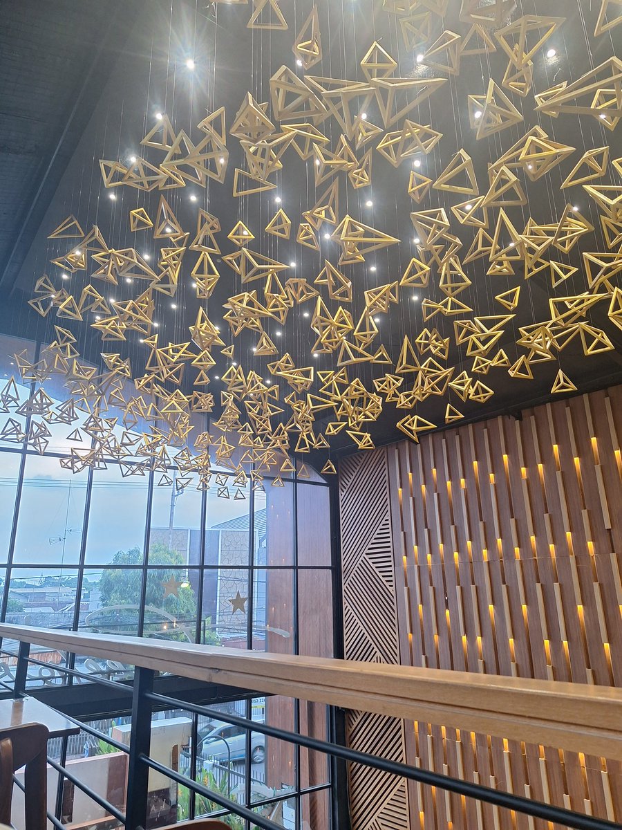 krisalicya's tweet photo. Toneetos 8/10
Sekitaran alun-alun kediri

Tempatnya bersih, luas, nyaman.
Kesalahan kayaknya pada makanannya, direkomendasikan tmn yg enak nasgornya, sy beli chicken katsu mentai dan terlalu tebel mnrt saya. Jd menurut sy biasa saja. 

#DiaryJajanKrisa2🐰 https://t.co/lUWak7ksaV