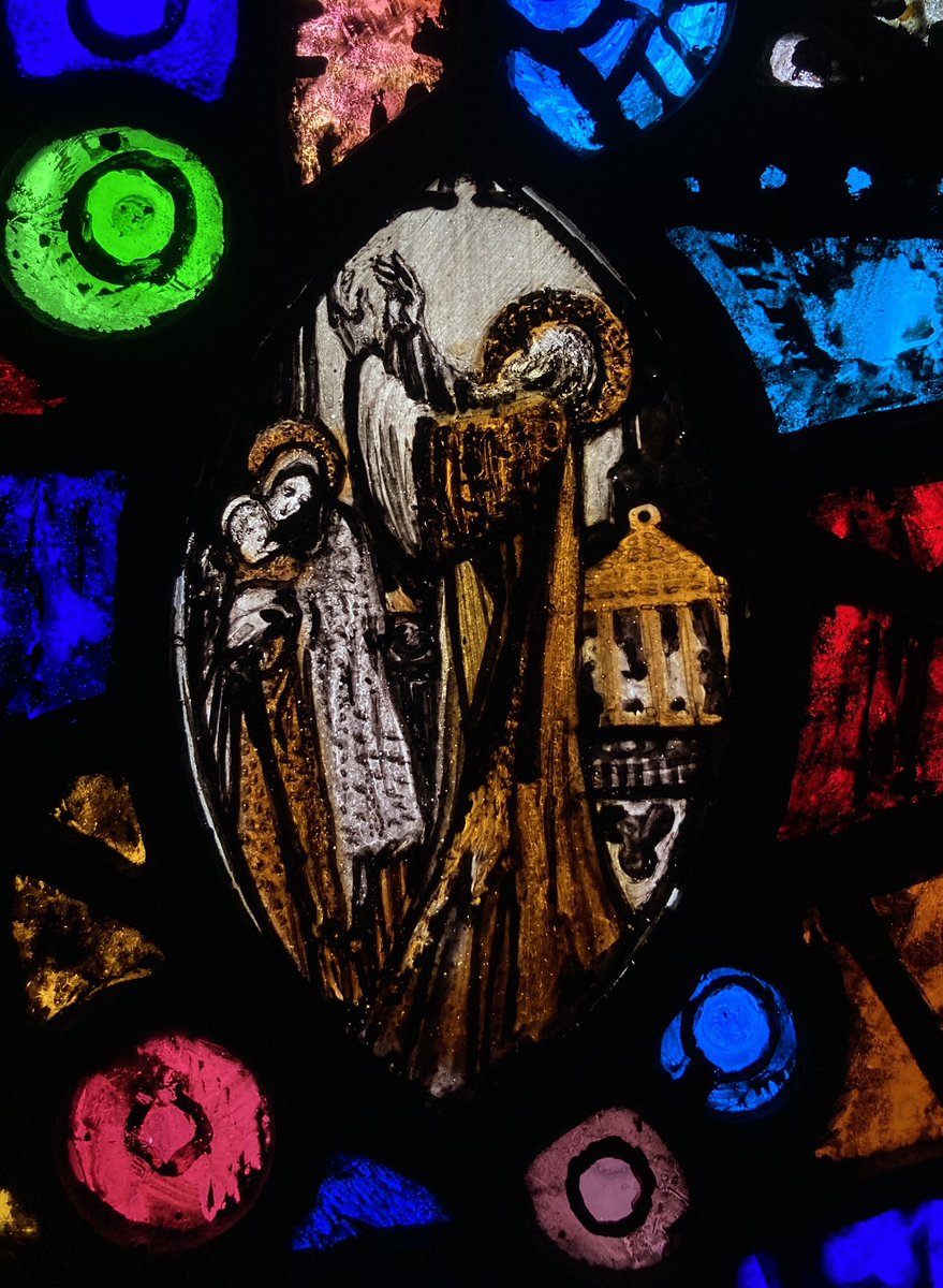 A vesica-shaped vignette from Harry Clarke’s breathtaking windows for the mortuary chapel of St Peter, Phibsborough c.1924 These vignettes are surrounded by Clarke’s ‘Floral Ornament’ Really moving to see these during the @stainedglassmus Dublin Tour #StainedGlass