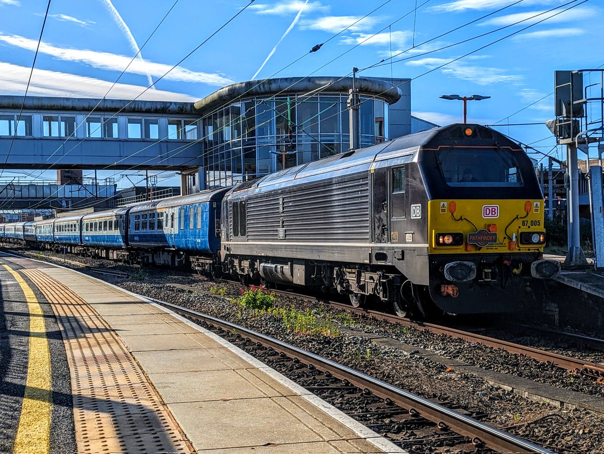 DownOnTheStour's tweet photo. Anyone for a skip 🤔
Queens Messengers 67005 returns again with another charter headed up the Cambrian Coast 📸
#DOTS #railwayphotography #trainphotography #class67 #DBcargo #skip #pathfindertour https://t.co/NnFFsPhPLB