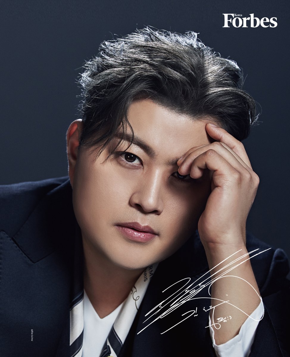 forbes_korea's tweet photo. [#Forbes Korea 2024년 5월호] 표지 주인공 가수 #김호중

<2024 포브스코리아 파워 셀러브리티 40>에 선정된 가수 김호중의 인터뷰 기사가 포브스코리아 매거진을 통해 공개됩니다.

📆예약판매: 4월18일(목) ~ 4월21일(일)

🔗매거진구매: https://t.co/qbxm3BF5kV

#kimhojoong #ARISS #forbeskorea https://t.co/kNS2SucVOD
