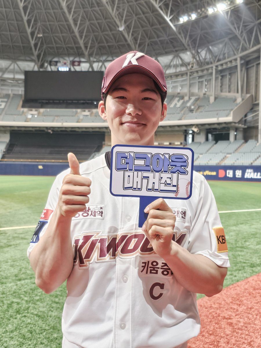 DUGOUTMAGAZINE's tweet photo. 올 시즌 KBO리그 돌풍의 팀, #키움히어로즈 #김혜성 선수💫가 이번 '더그아웃 피플'의 주인공! 
시즌 전 압도적 1약으로 평가받던 당시 어떤 생각을 했을까요? 
'이정후와 고우석은 어떤 친구인가요?'라는 질문에 쉽게 말을 잇지 못했다는데… 

📚#157호(5월 호) '더그아웃 피플'에서 공개됩니다. https://t.co/PBvcnNnQWL
