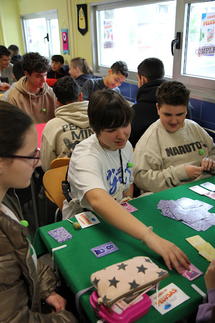 iesvalledealler's tweet image. Segunda Jornada del Torneo de Pelusas en LA #CAVERNA del #IESVALLEDEALLER con altísimo nivel en las 5 mesas.

Carlos, el profe de inglés, ha conseguido pasar a la final junto con Paula 2BAC A, Gema 2BAC A, Samuel 2ºA y Jayco 1º A.

#PelusaPride #LetTheWookieeWin