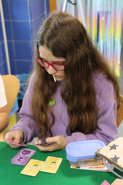 iesvalledealler's tweet image. Segunda Jornada del Torneo de Pelusas en LA #CAVERNA del #IESVALLEDEALLER con altísimo nivel en las 5 mesas.

Carlos, el profe de inglés, ha conseguido pasar a la final junto con Paula 2BAC A, Gema 2BAC A, Samuel 2ºA y Jayco 1º A.

#PelusaPride #LetTheWookieeWin