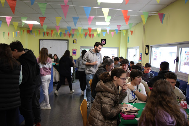 iesvalledealler's tweet image. Segunda Jornada del Torneo de Pelusas en LA #CAVERNA del #IESVALLEDEALLER con altísimo nivel en las 5 mesas.

Carlos, el profe de inglés, ha conseguido pasar a la final junto con Paula 2BAC A, Gema 2BAC A, Samuel 2ºA y Jayco 1º A.

#PelusaPride #LetTheWookieeWin