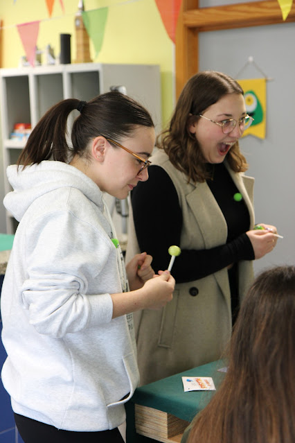 iesvalledealler's tweet image. Segunda Jornada del Torneo de Pelusas en LA #CAVERNA del #IESVALLEDEALLER con altísimo nivel en las 5 mesas.

Carlos, el profe de inglés, ha conseguido pasar a la final junto con Paula 2BAC A, Gema 2BAC A, Samuel 2ºA y Jayco 1º A.

#PelusaPride #LetTheWookieeWin