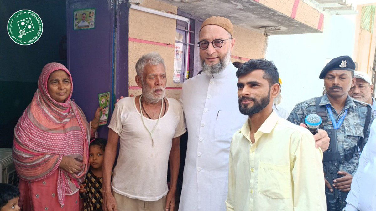 #AIMIM Party President Barrister #AsaduddinOwaisi along with @kausarmohiuddin holds a Door to Door Election Campaign at Golkonda Division @ @aimim_karwan1 Assembly under #Hyderabad Parliamentary Constituency.

#LokSabhaElections2024 #VoteForAIMIM #VoteForKite #Owaisi @asadowaisi