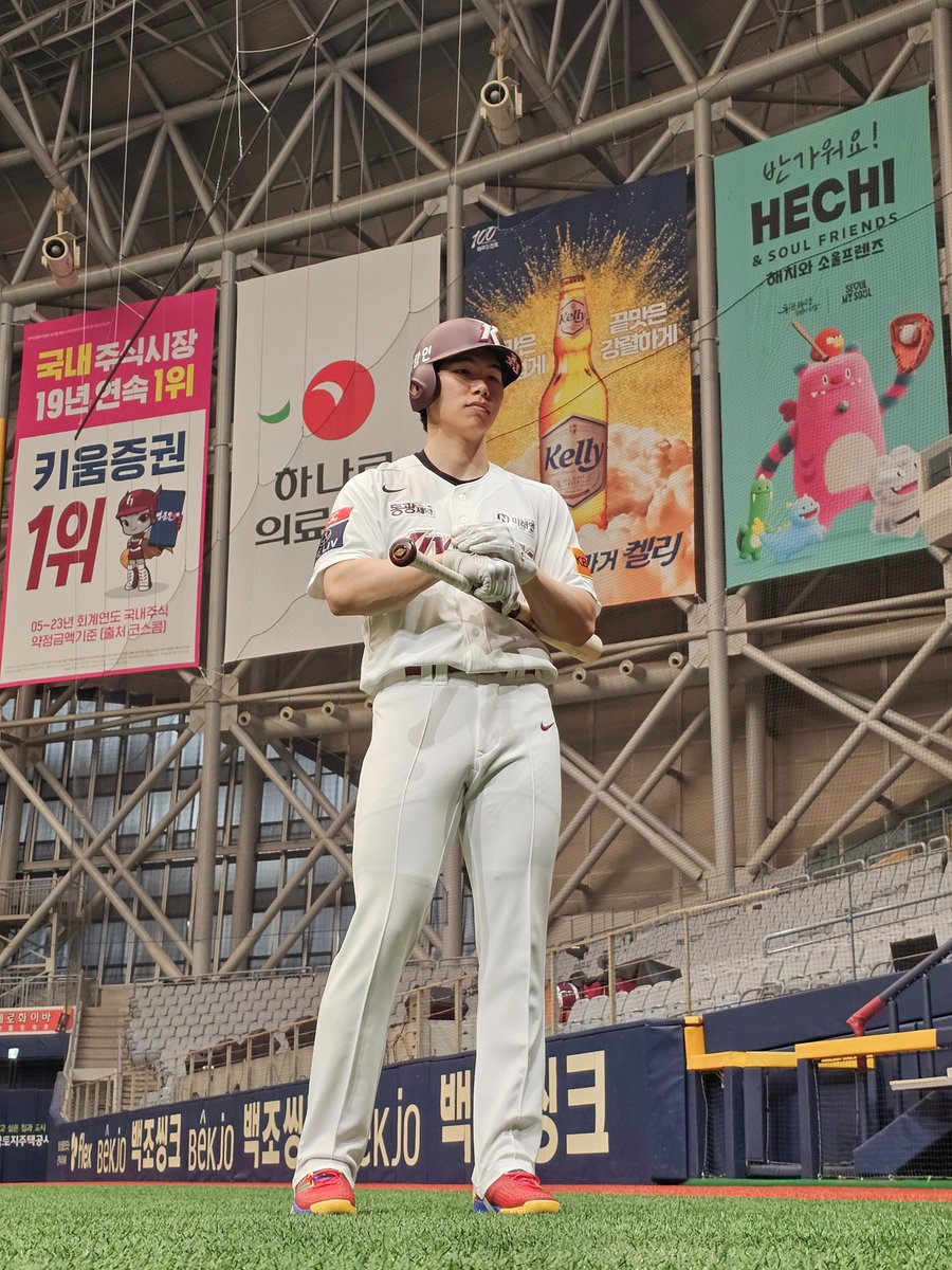 DUGOUTMAGAZINE's tweet photo. 올 시즌 KBO리그 돌풍의 팀, #키움히어로즈 #김혜성 선수💫가 이번 '더그아웃 피플'의 주인공! 
시즌 전 압도적 1약으로 평가받던 당시 어떤 생각을 했을까요? 
'이정후와 고우석은 어떤 친구인가요?'라는 질문에 쉽게 말을 잇지 못했다는데… 

📚#157호(5월 호) '더그아웃 피플'에서 공개됩니다. https://t.co/PBvcnNnQWL