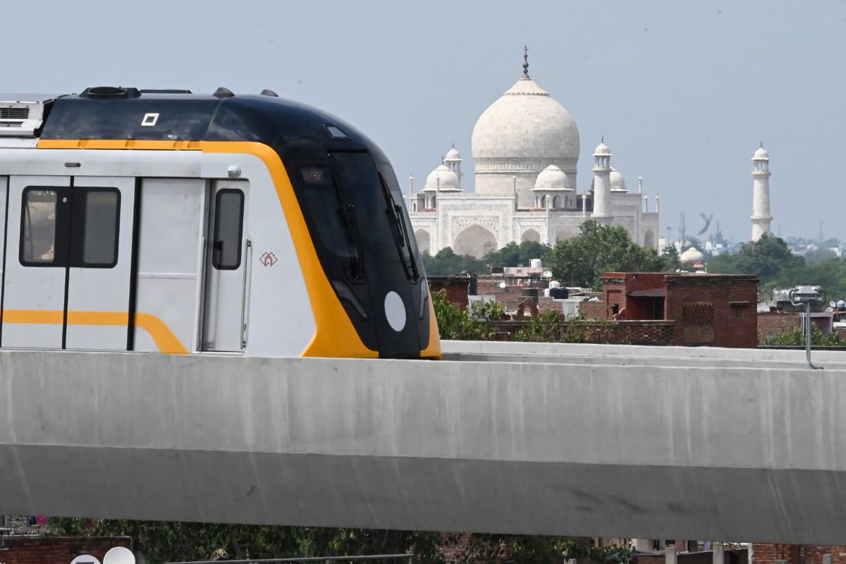 OfficialUPMetro's tweet photo. उत्तर प्रदेश मेट्रो
विरासत के नए सफर पर

#UPMetro:साकारहोतेसपने 
#LucknowMetro
#KanpurMetro
#AgraMetro 
#WorldHeritageDay https://t.co/RzM483hTkk