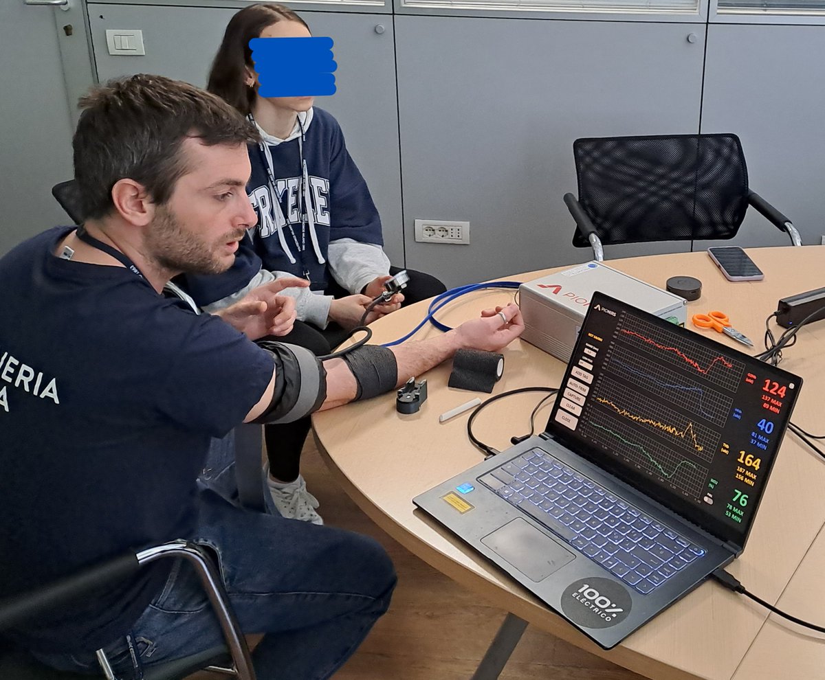 PHFH_POLIMI's tweet photo. High School student at @fisipolimi
for being a researcher for a day with  #photons! 

#PNRR orientation project organized by our group!  

#light #STEM #optics #biophotonics #fluorescence #dissemination #outreach #fNIRS #miscroscopy #spectroscopy #CulturalHeritage #fruit https://t.co/ezGcTRsUdu
