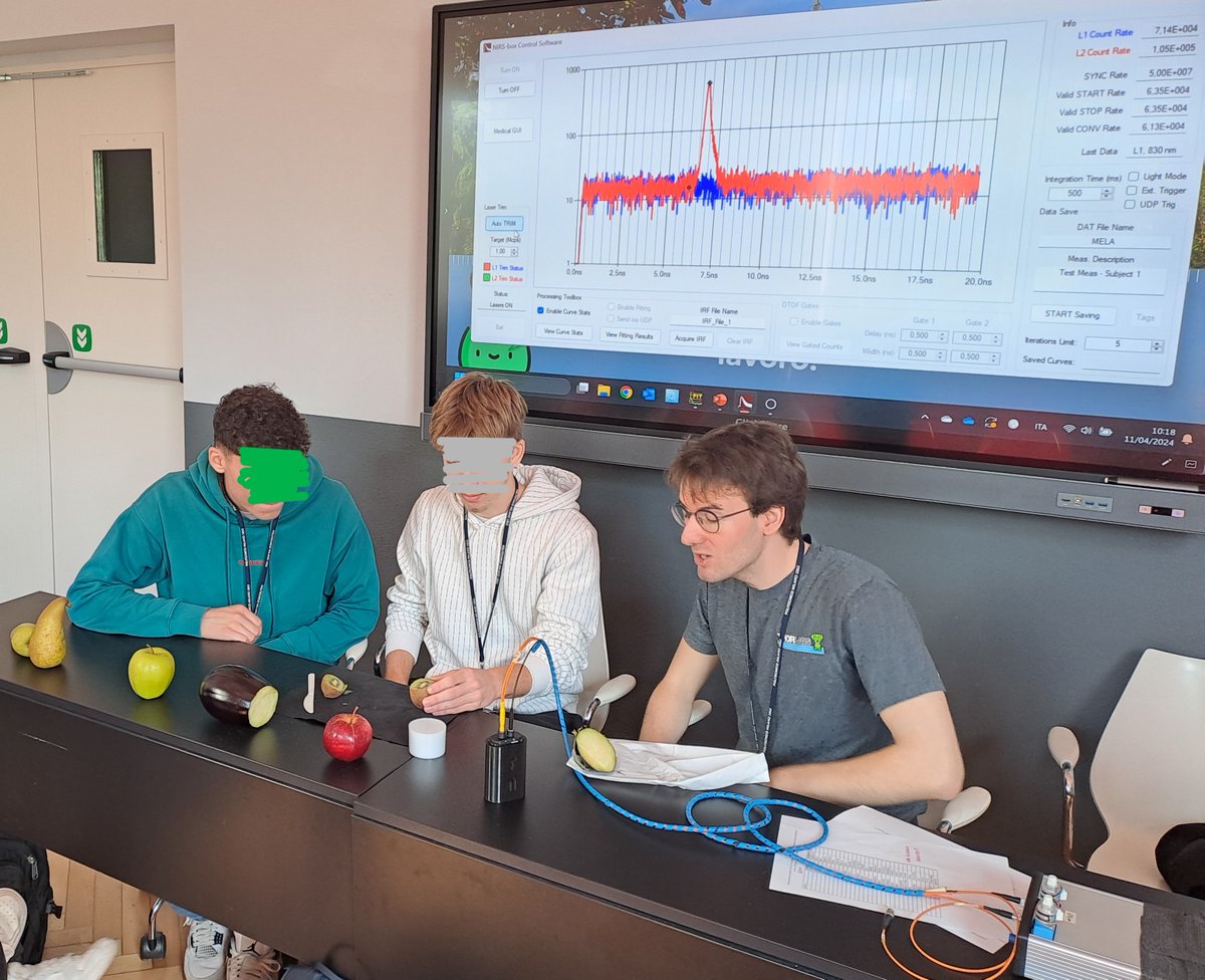 PHFH_POLIMI's tweet photo. High School student at @fisipolimi
for being a researcher for a day with  #photons! 

#PNRR orientation project organized by our group!  

#light #STEM #optics #biophotonics #fluorescence #dissemination #outreach #fNIRS #miscroscopy #spectroscopy #CulturalHeritage #fruit https://t.co/ezGcTRsUdu