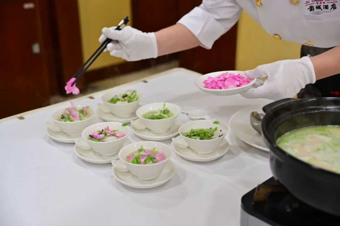 It's time to eat flowers again!

In #Zhongshan's Xiaolan town, Tuwei roses are used to make various dishes, enabling people to have a bite of #spring. #TastyZhongshan [Photo/WeChat ID: zhongshanfabu]