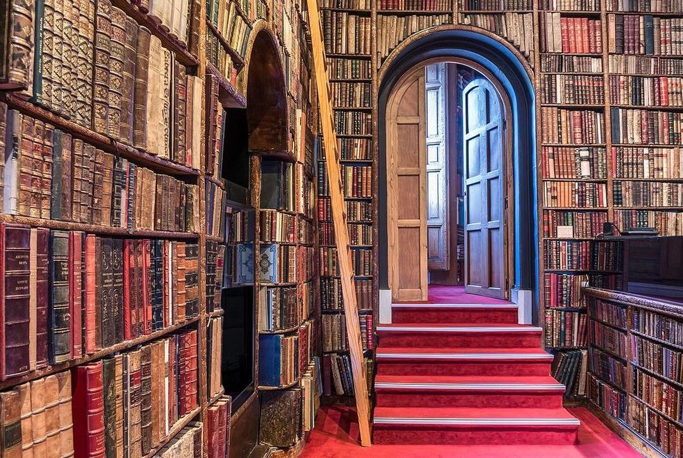 CulturaCMadrid's tweet photo. ✅ Publicada la convocatoria de ayudas para la modernización de librerías de @ComunidadMadrid.

📚 Destinamos 200.000€ para realización de proyectos de renovación tecnológica, participación en ferias y mejoras.

📆 Hasta el 30 de abril de 2024.

+Info: https://t.co/LCuwvhSmyt https://t.co/a2EEYG9Rqv
