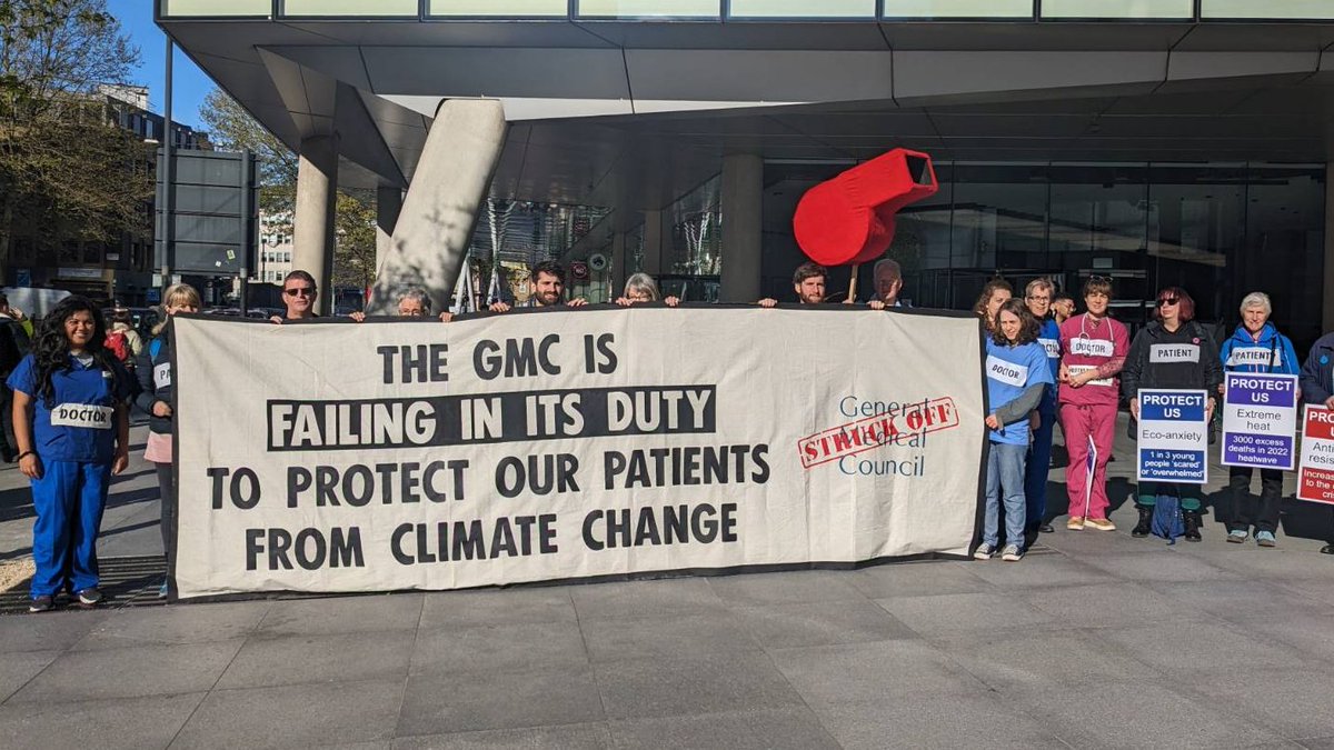 1/7🧵This morning doctors and members of the public are at the @gmcuk to demand action on the climate and health emergency. The GMC's responsibilities include setting medical standards and safeguarding population health. #ActNowGMC - tinyurl.com/28wvle4q