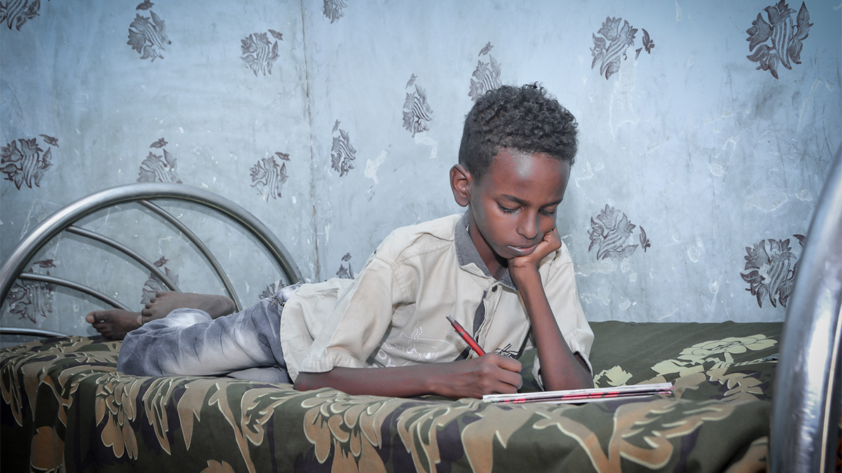 Almost 19 million children are out of school due to the war in #Sudan. 'This is a nightmare for families. They are deprived of their hope for a better future,' says Abdelrahman Mubarak, director of SOS Children's Villages in 🇸🇩. 👉 sos-childrensvillages.org/news/sudan-one…