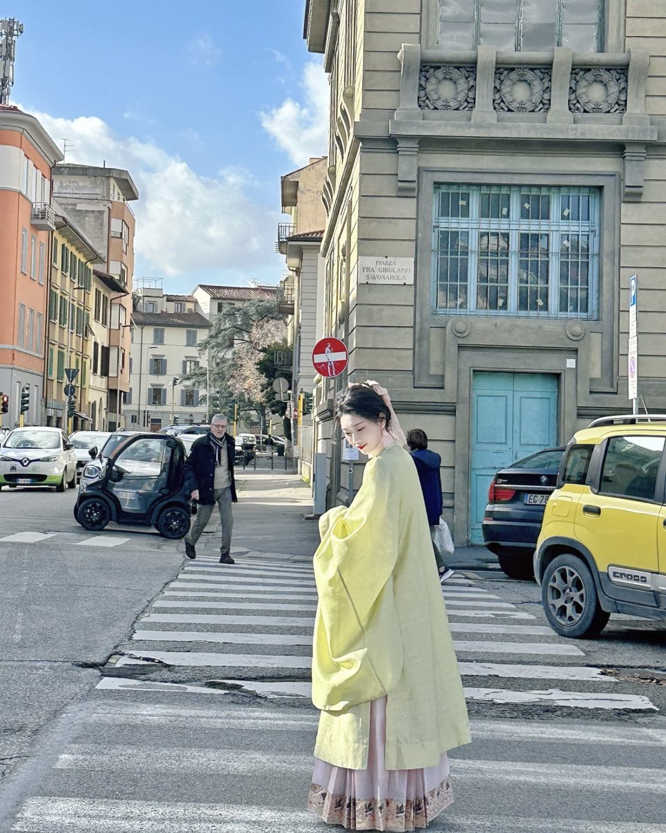 Could you ever imagine wearing #Hanfu strolling around #Italy 🇮🇹? A blogger wears a Ming-Dynasty style Hanfu and walks on the streets of the country. Its wide robe and big sleeves provides enough space for storing items.（via: Zhuliyue）