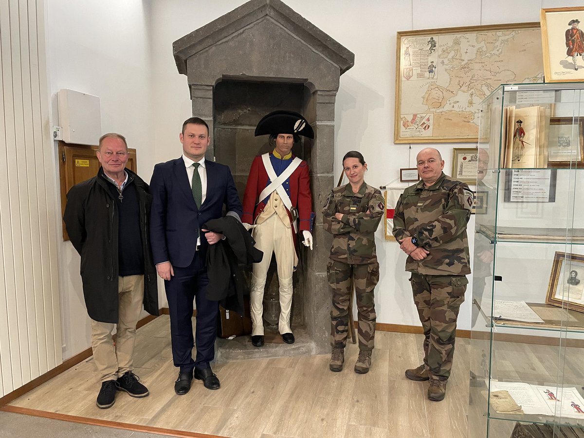 Did you know that Charles de Gaulle is descended from the McCartans of Kinelarty?

Glad to be guest of honour at the presentation of a book on his Irish roots at the Resistance Museum in ClermontFerrand.

Warmest of welcomes from @CremonaHeritage & Wild Geese descendants @92e_RI.