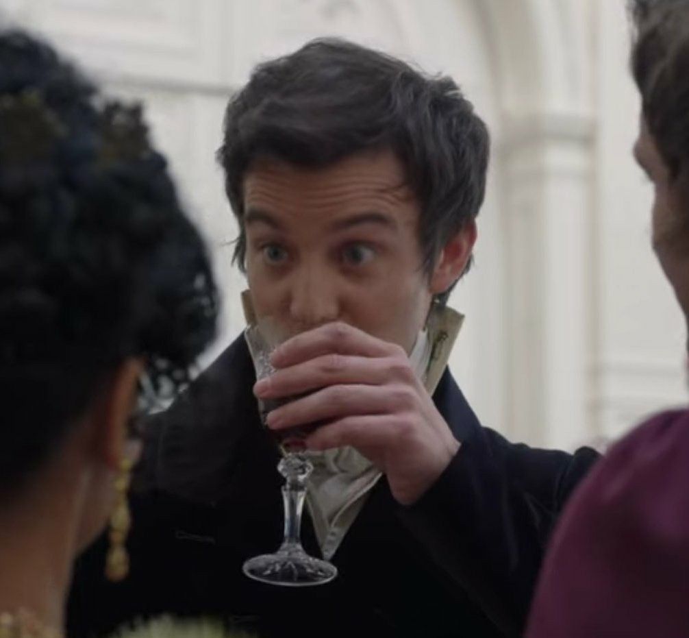 “ผมว่าพ่อค้ามะพร้าวหาบเร่นั่นท่าทางแปลก ๆ นะ”