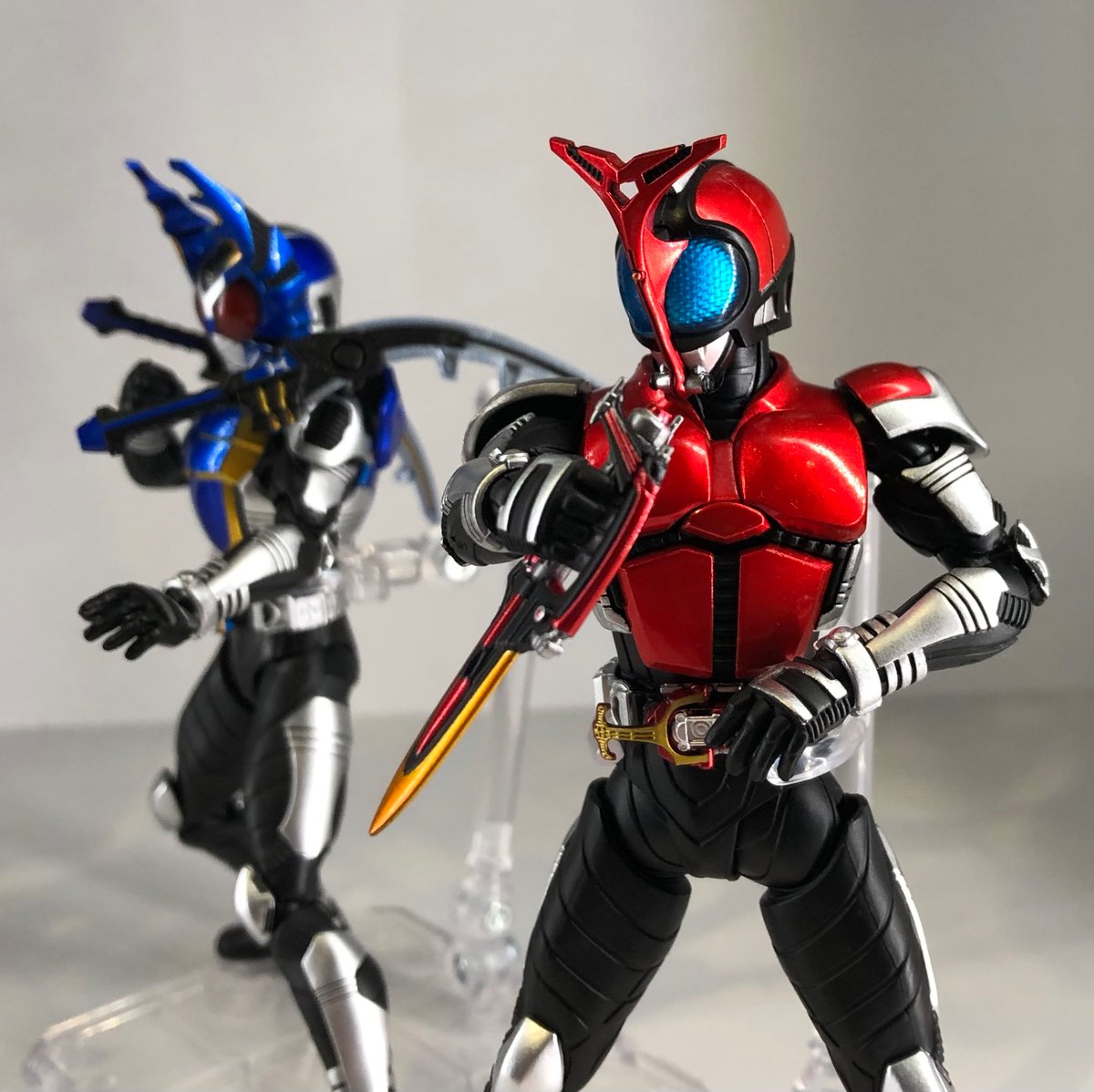 (collection-真骨彫No.2)
S.H.Figuarts(真骨彫製法)仮面ライダーカブトライダーフォーム(真骨彫製法10周年記念)第一号のカブトがリニューアルして復活🪲旧版よりも赤いボディが鮮明になり手首はBJに変更。ガタックと並べても違和感なくキマって良✨にしても価格上がったな(￣∇￣)

#真骨彫
#カブト