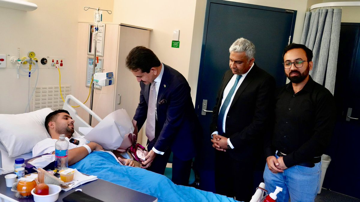 Zhchaudhri's tweet photo. Visited Muhammad Taha, Pakistani citizen who sustained serious injuries while saving others in Bondi Junction Sydney attacks. Alhamdolillah Taha’s condition is improving. Both Taha &amp; other Pakistani Faraz showed exemplary courage to confront the knife attacker. They made us proud https://t.co/x37rjnQo2a
