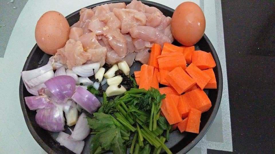 DailyMakan's tweet photo. Homemade Sosej ayam + sayuran = Sihat 😱

Bahan✨
4-5 ketul dada ayam
2biji telor
Apa2 sayuran (saya letak daun sup + carrot)
Sebiji bawang besar
4-5 ulas bawang putih
Sedikit lada hitam, lada sulah dan garam
Tepung ubi 4 sudu https://t.co/AyfSzohBFI