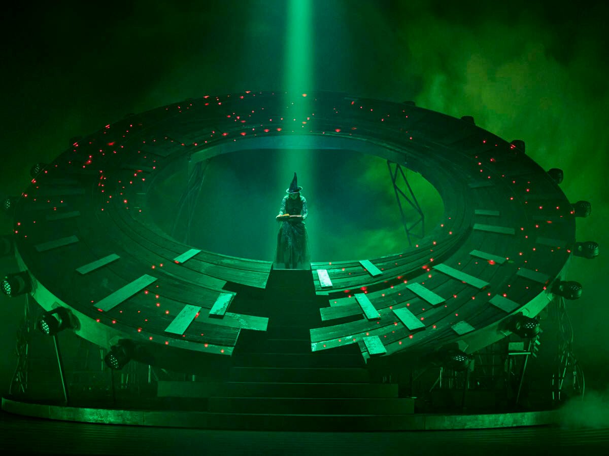 creativehouseuk's tweet photo. The Swedish premiere of WICKED with "breathtaking" design by takis is now playing in Gothenburg 

 🎭 designed by takis @takis_DESIGN 
📍 GöteborgsOperan @goteborgsoperan https://t.co/m0ZjZAAkpt