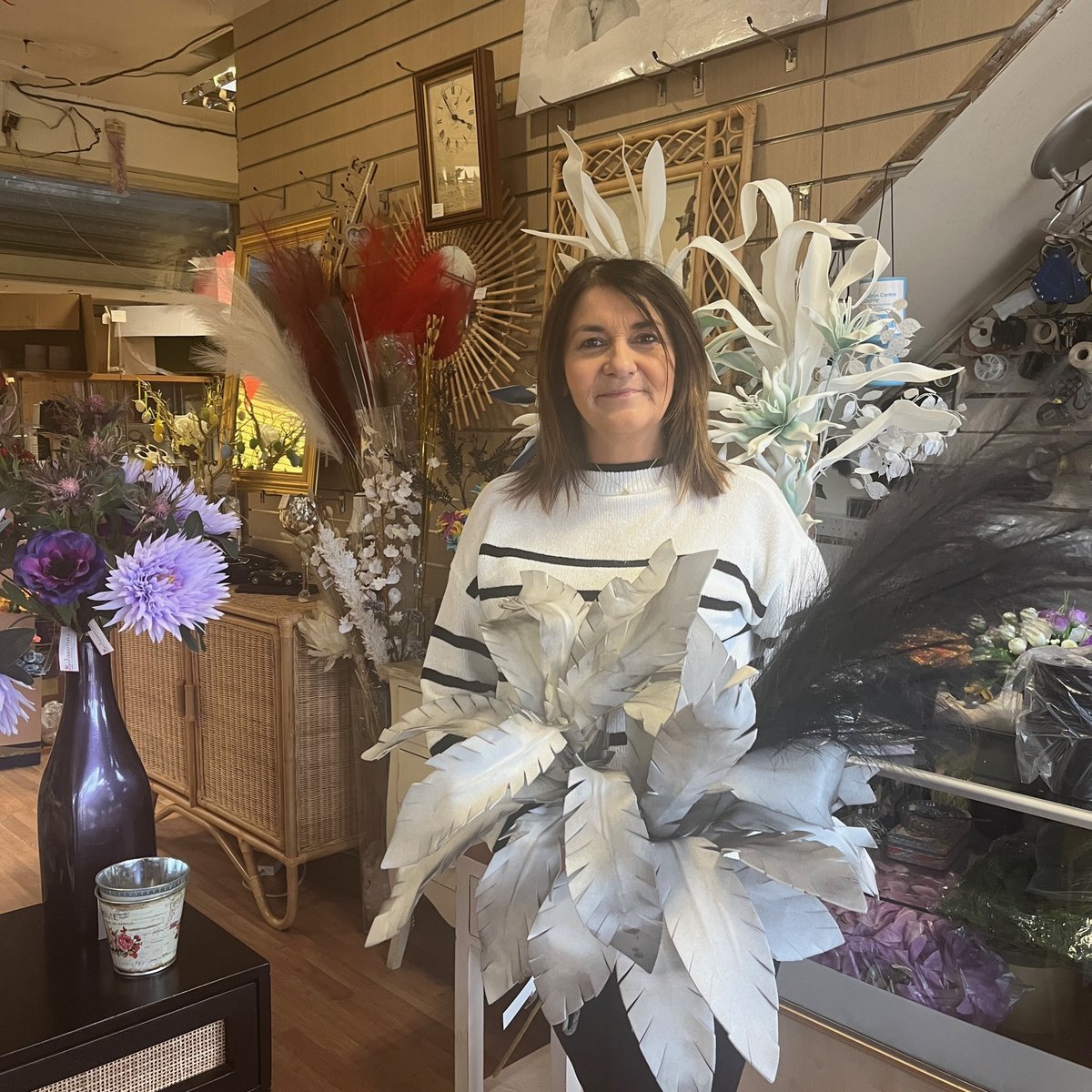 Add a touch of elegance to any corner of your home with the lovely decorative flowers and foliage from Kane and Able in #Northwich Market 🥰