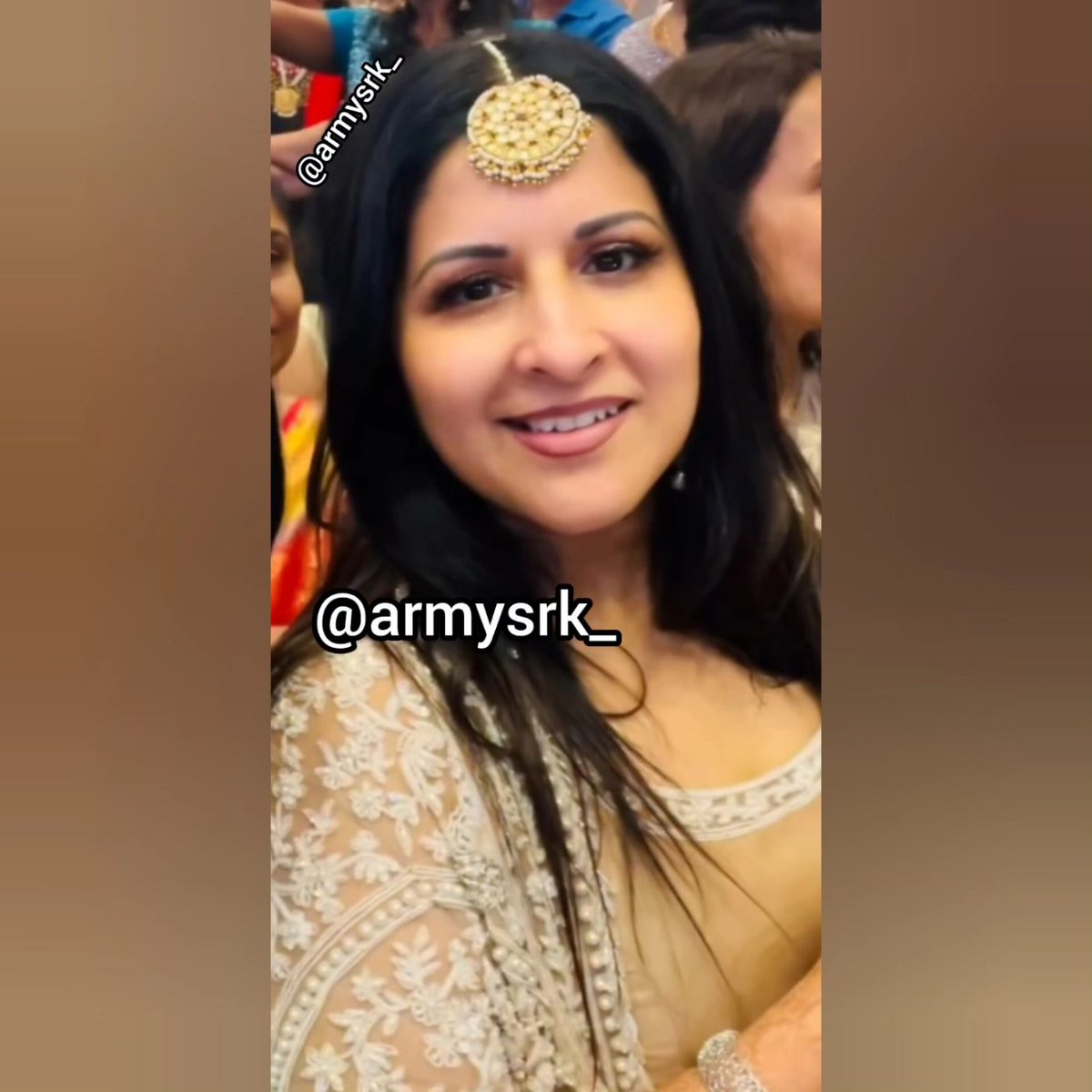 armysrk_'s tweet photo. #unseenpics of Sankgeetha ma'am ❤️🥰 

[ she looks extremely GORGEOUS!!😍 ]

#ThalapathyVijay #sankgeethavijay #jasonsanjay #Trending #dhivyasasha #viral #armysrk_ #thalapathy68  #kollywood #sangeethavijay #T68 #latestpictures #recentpictures https://t.co/M6aLHSjYmI