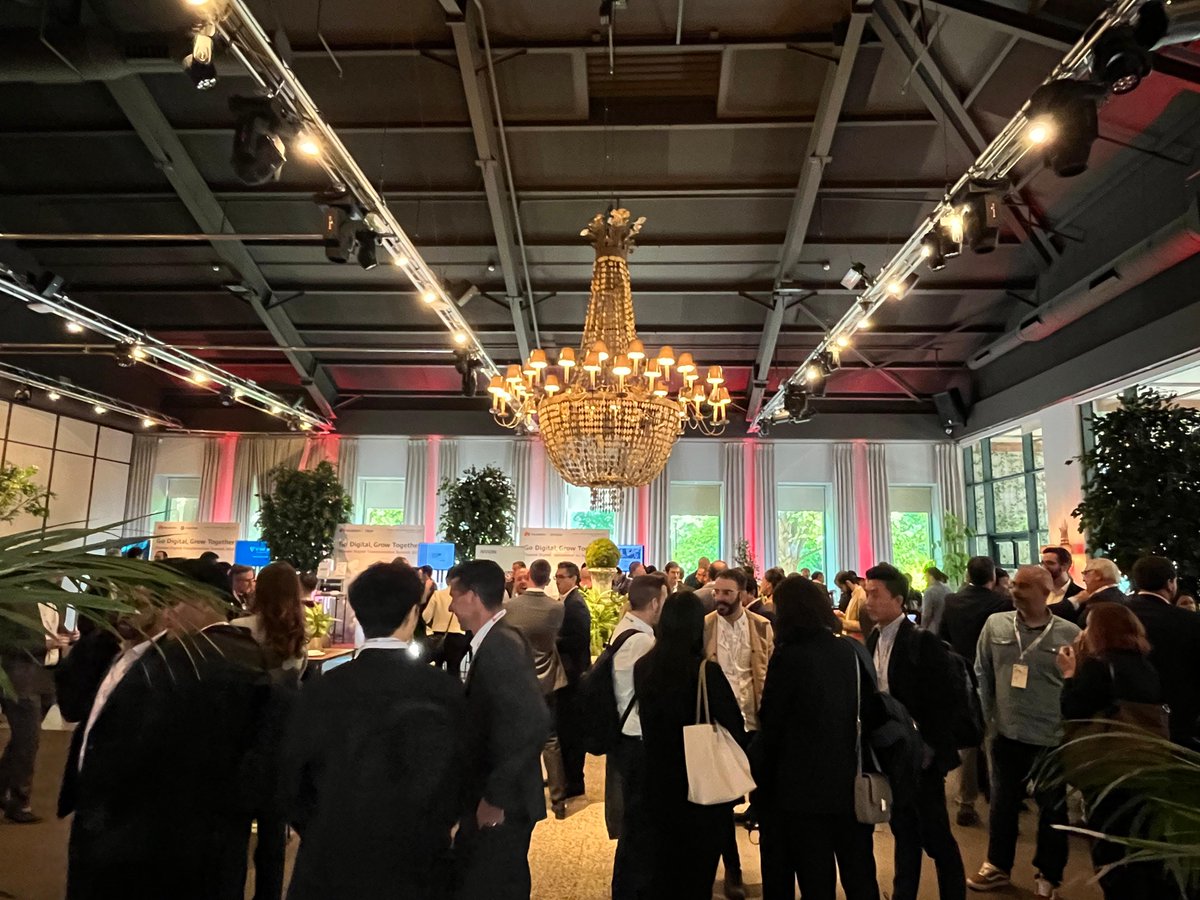 HuaweiSpain's tweet photo. 👉 ¡Estamos en directo en #HuaweiDigitalTranformationSummit para mostrar nuestro potencial tecnológico!

✅ Con la organización de nuestra Unidad de Negocio: @HuaweiEmpresas , cerramos hoy en Madrid, nuestro recorrido de 7 paradas para mostrar nuestras mejores soluciones en materia de  innovación y transformación digital y ecológica: Wi-Fi 7, Data Center… gracias a nuestro #HuaweiEnterpriseRoadshow

✅ Y desde @HuaweiCloud1  siguiendo la estrategia Everything as a Service, para ayudar a las empresas del país a acelerar su transformación digital y crecer a nivel global.

¡Sigue nuestro hilo de hoy y no te pierdas nada!
