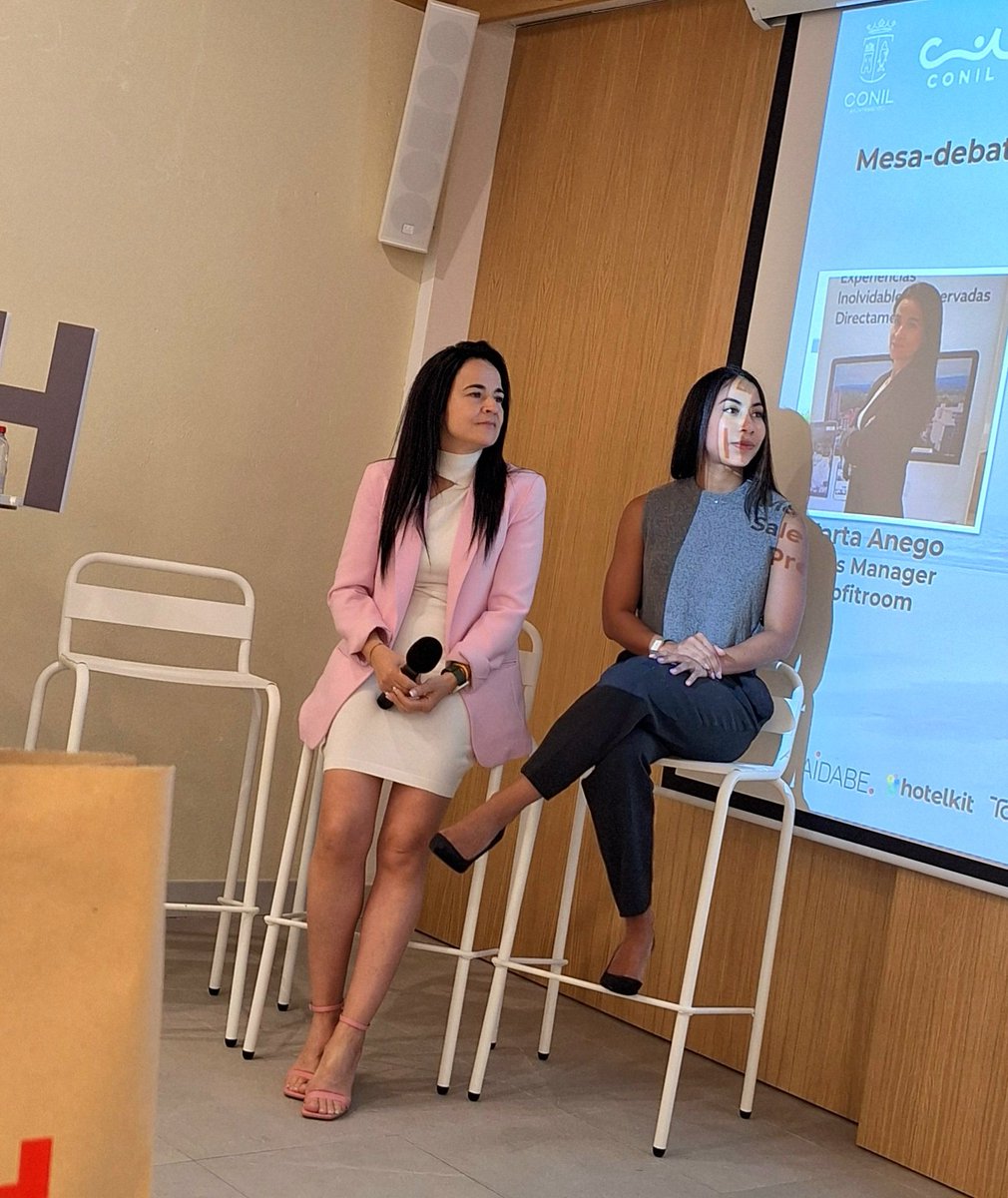 Comunidad_AEDH's tweet photo. ๐โโ๏ธ Comienza el panel de debate. Modera @IsidroTenorio y comparten la mesa de " El Viajero Aumentado", Marรญa Fernanda Mina de #Quicktext, Marta Anego de @ProfitroomINT y Cristina Arano de #Takyon. #ExperienciasAEDH #Hoteles #Turismo https://t.co/15MLNuYiwU