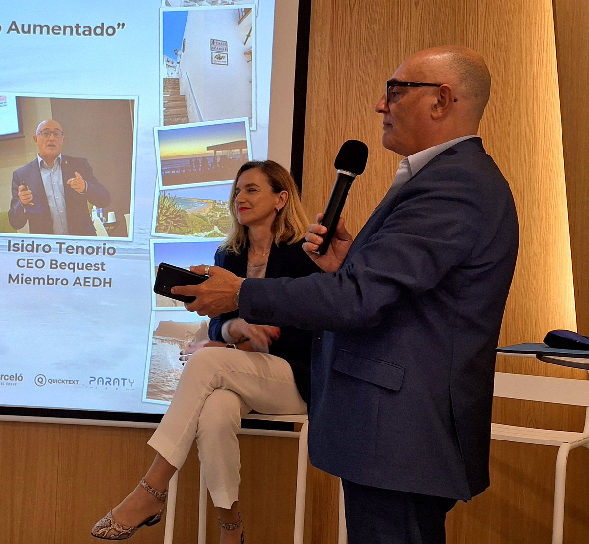 Comunidad_AEDH's tweet photo. ๐โโ๏ธ Comienza el panel de debate. Modera @IsidroTenorio y comparten la mesa de " El Viajero Aumentado", Marรญa Fernanda Mina de #Quicktext, Marta Anego de @ProfitroomINT y Cristina Arano de #Takyon. #ExperienciasAEDH #Hoteles #Turismo https://t.co/15MLNuYiwU