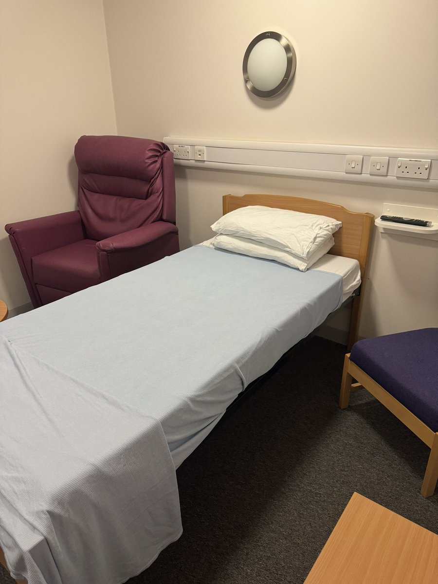 Top drawer hospital accommodation last night - plug near the bed, a bedside shelf, a nightlight and TWO pillows!! Doesn’t get much better than this! Muchos gracias Forth Valley Royal Hospital!

#orthotwitter #doctoroncall