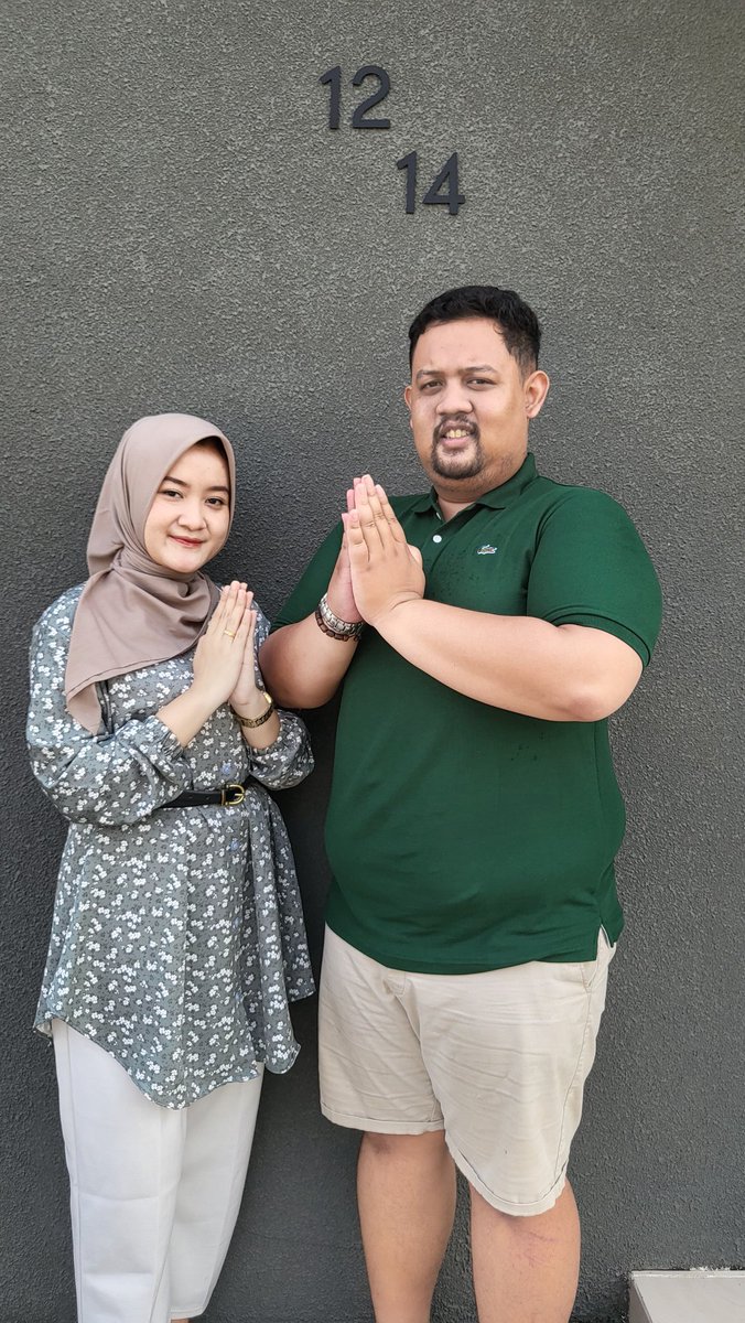 FRCSYHR's tweet photo. Masyaallah lebarannya dah berdua ciee :3 

Minal Aidzin Wal Faidzin manteman🤍
Fr: pasutri baru✨️ https://t.co/R3KVZcEWnk