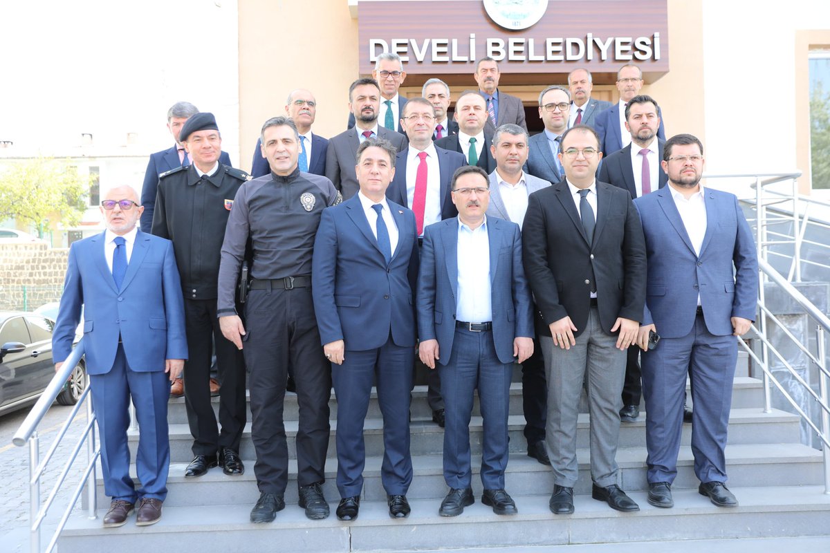 Valimiz Sayın Gökmen Çiçek, İl ve İlçe protokolü ile birlikte, Develi Belediyesi'ni ziyaret ederek, Belediye Başkanı Adem Şengül'den ilçemizde yapılan çalışmalar hakkında bilgiler aldı.