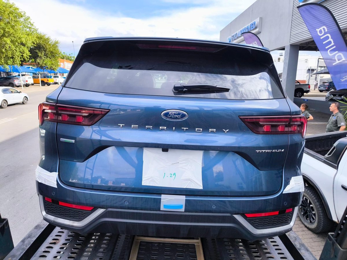 The @FordSouthAfrica Territory SUV is making its way to dealer floors, this titanium comes at R707,000 with a mooi panoramic sunroof 🥵