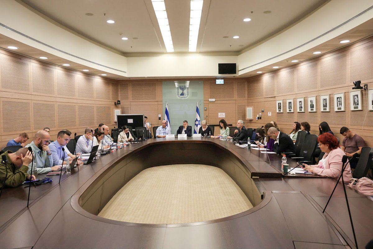 Foreign Affairs and Defense Committee debates extending service of soldiers in standing army by calling them up for reserve duty by emergency orders immediately after their discharge main.knesset.gov.il/en/news/pressr…