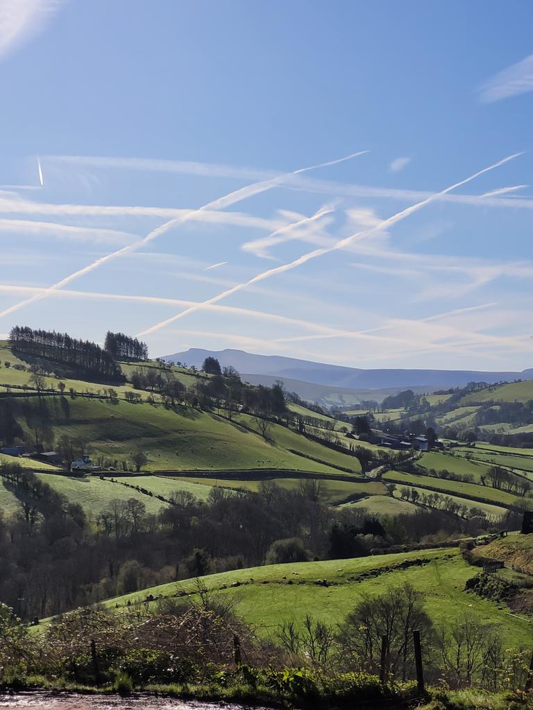 Lovely morning for a game of noughts and crosses over Pen y fan, not a cloud in the sky apart from the vapour tails, i had better go and plant some more trees and keep WGov happy 
#BannauBrycheiniog