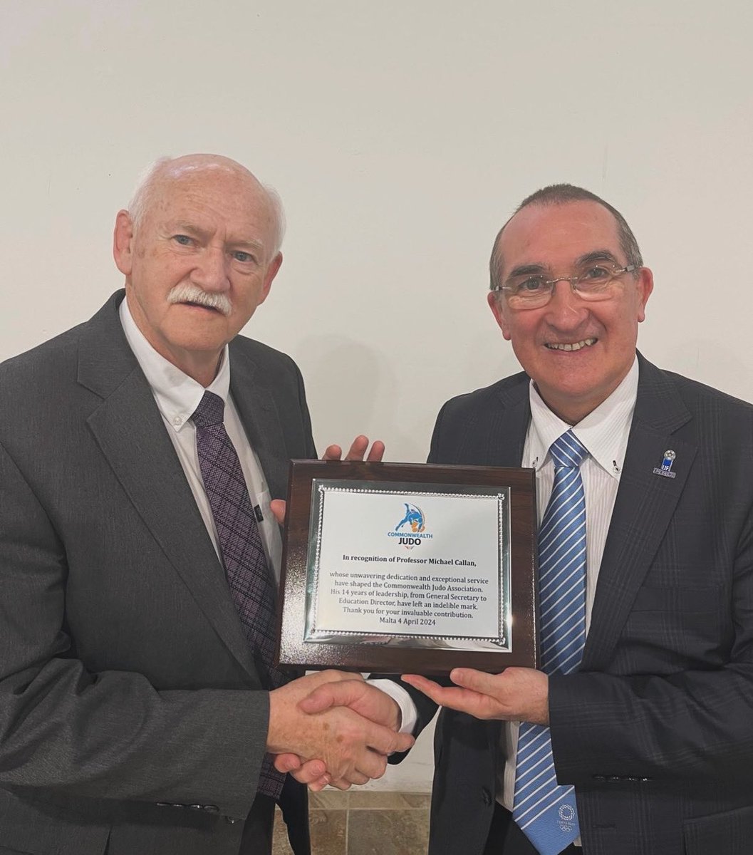 A massive congratulations to Professor Mike Callan @Judospace for his special recognition award from the Commonwealth Judo Association. Here’s Mike being presented his award by the CJA President Mr Rick Kenney OBE 👏🎉 @uniofhertslms @UniofHerts @UniofHertsIoS #judoeducation