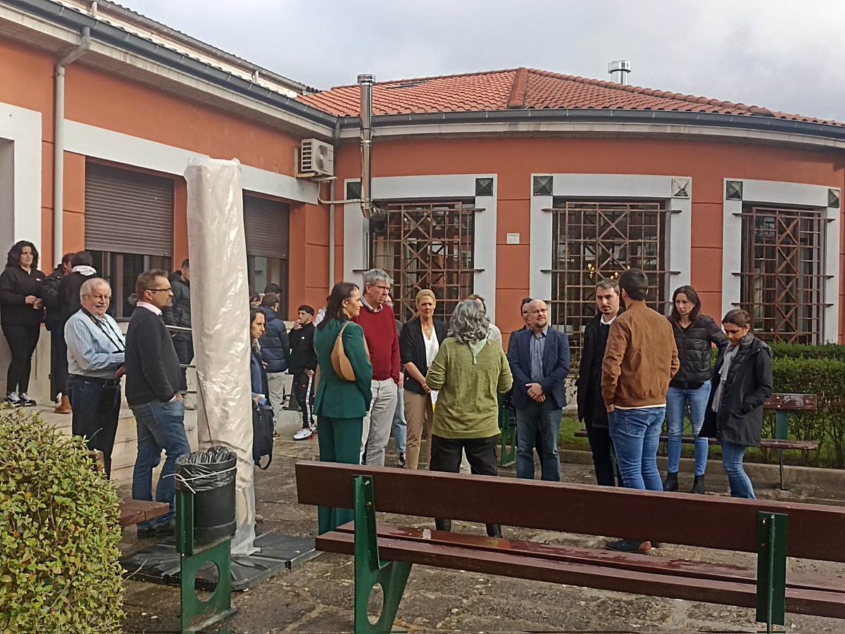 OPECantabria's tweet photo. Visitaron la @adl_torrelavega, que proporciona oportunidades de formación y empleo, especialmente a jóvenes en riesgo de exclusión y tiene un trasfondo histórico relevante al haber sido guardería para las familias de los trabajadores de #SNIACE. @LottiProject @interregeurope https://t.co/ClzZ37Yqh3