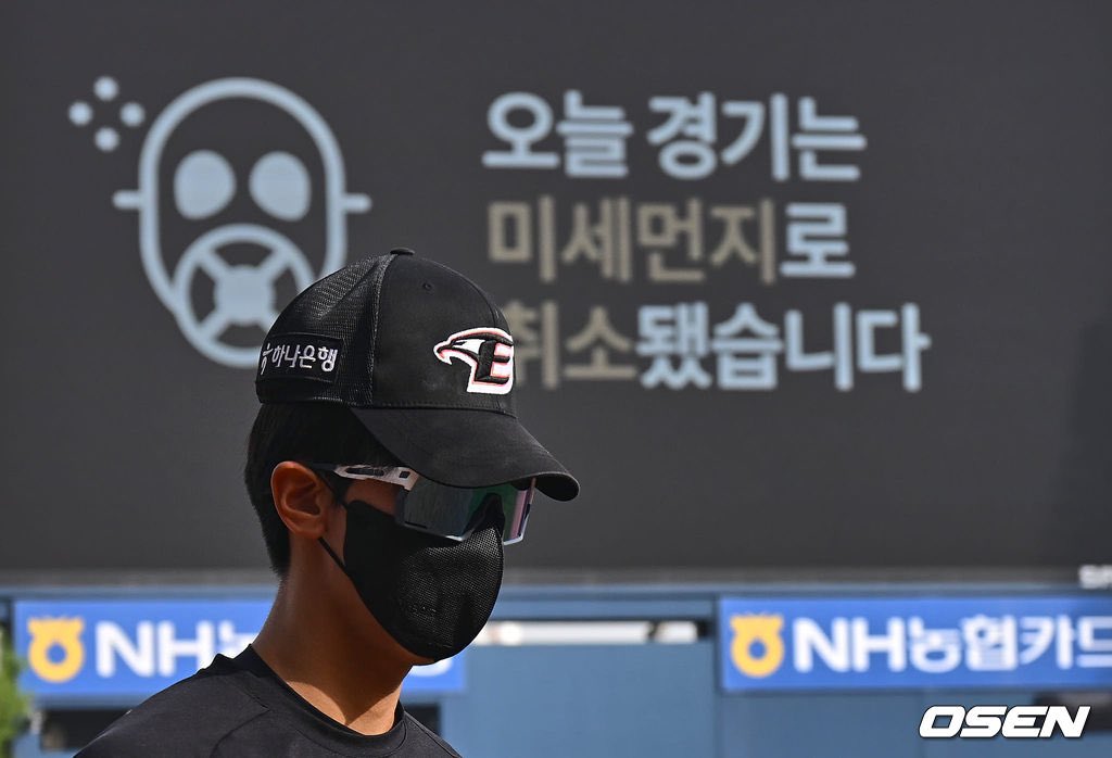 [사진] 초강력 미세먼지에 마스크로 무장한 황준서 (출처 : 네이버 스포츠) naver.me/GYcI3Yse